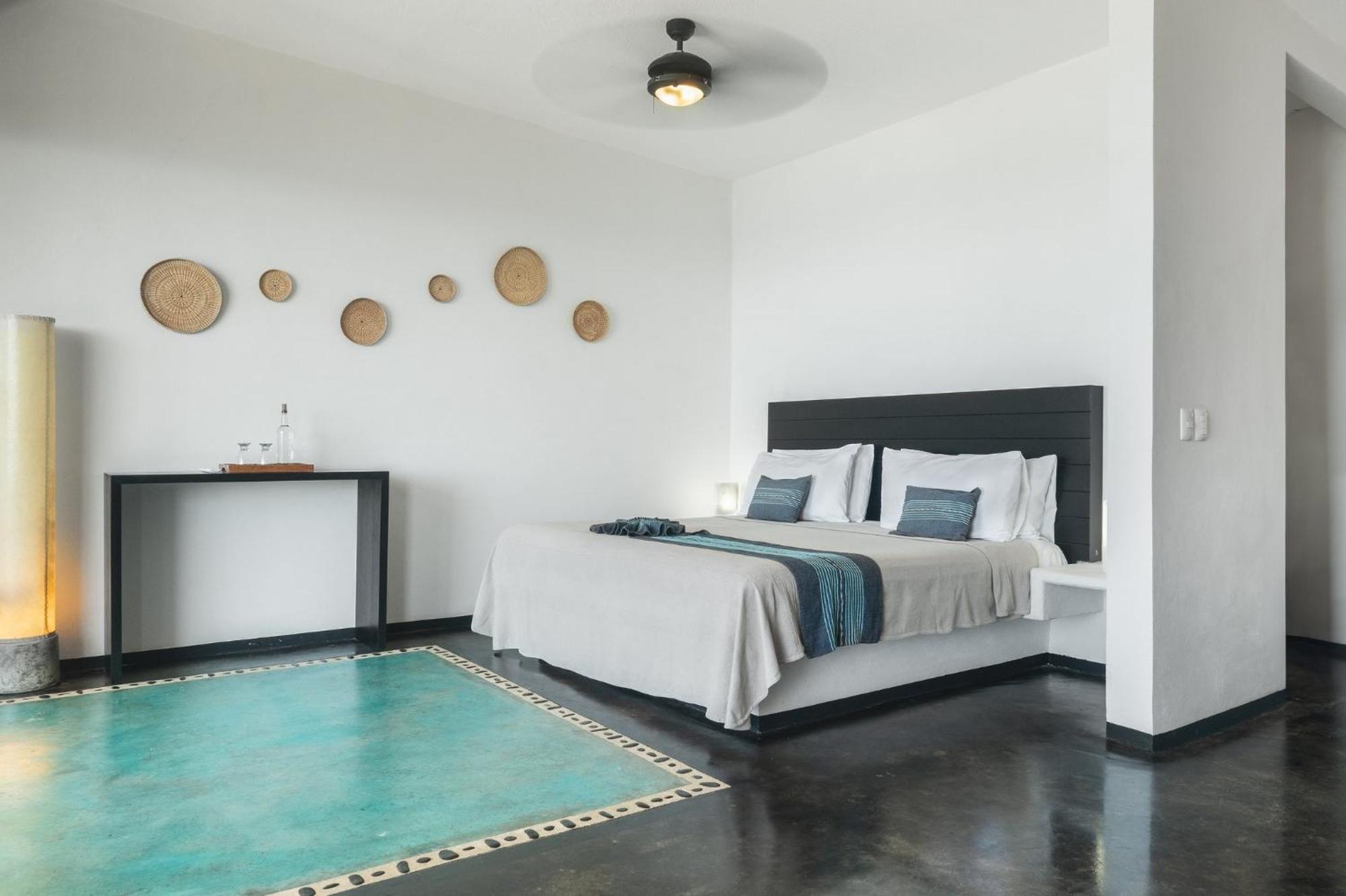 Manta Raya Hotel - Right On The Beach Cuatunalco Екстериор снимка