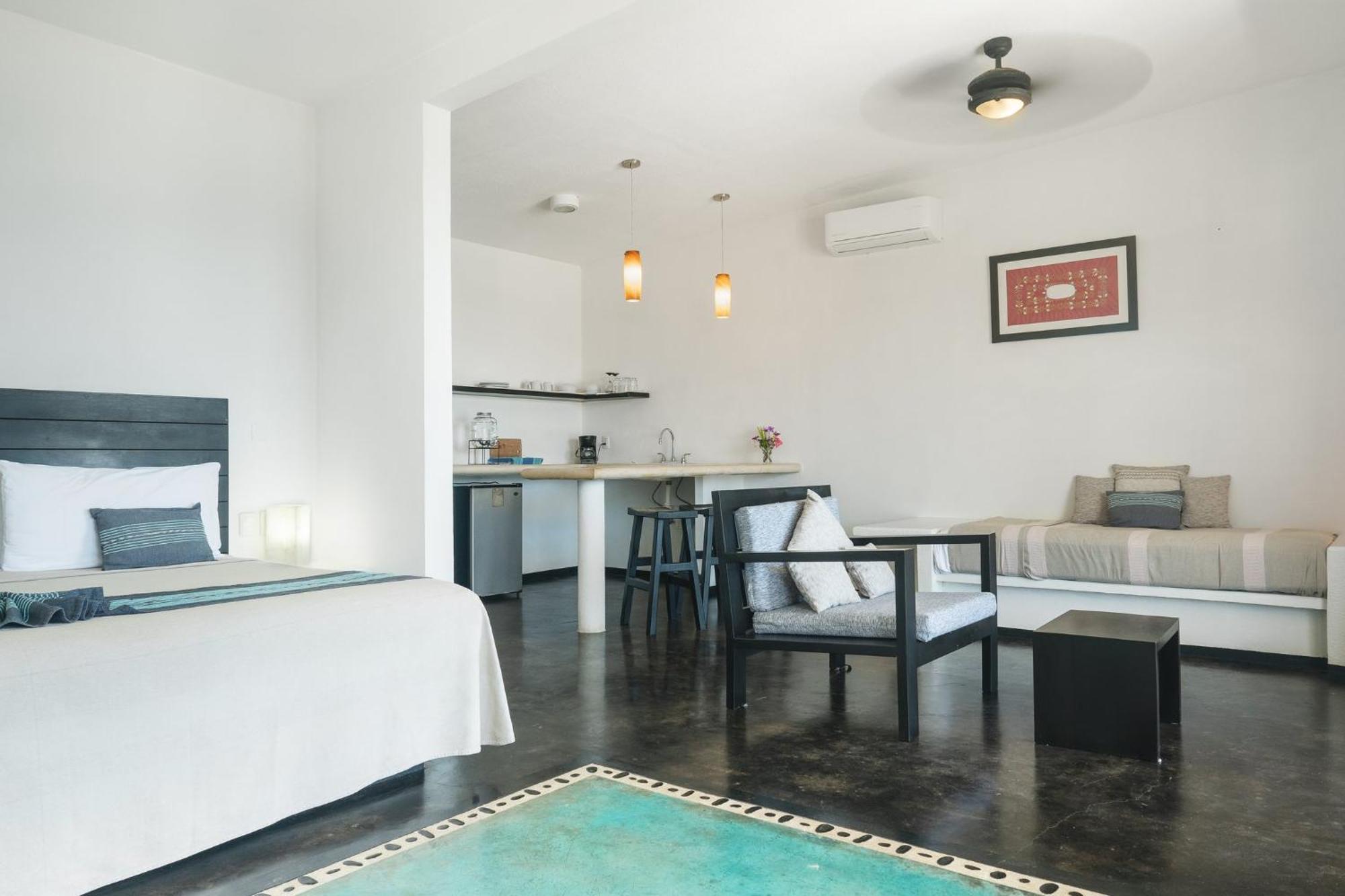 Manta Raya Hotel - Right On The Beach Cuatunalco Екстериор снимка