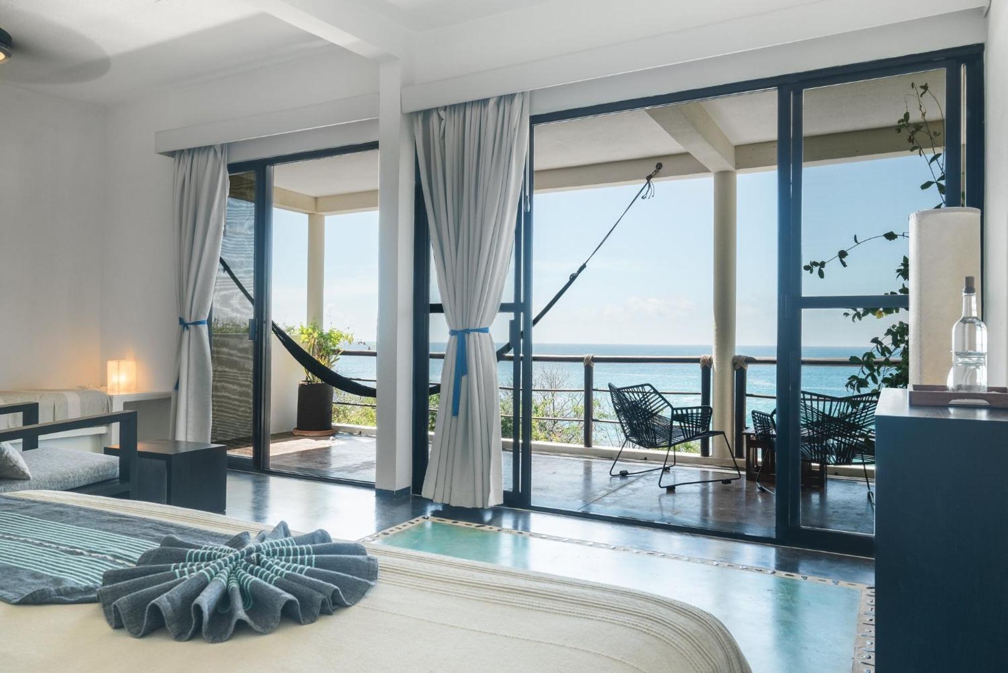 Manta Raya Hotel - Right On The Beach Cuatunalco Екстериор снимка