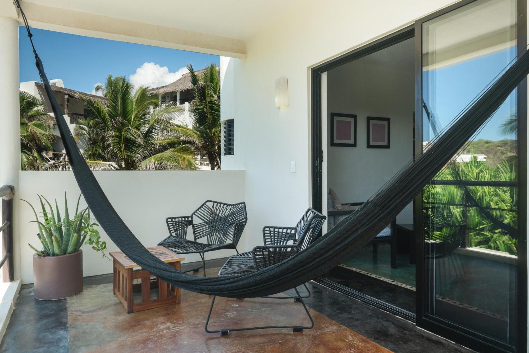 Manta Raya Hotel - Right On The Beach Cuatunalco Екстериор снимка