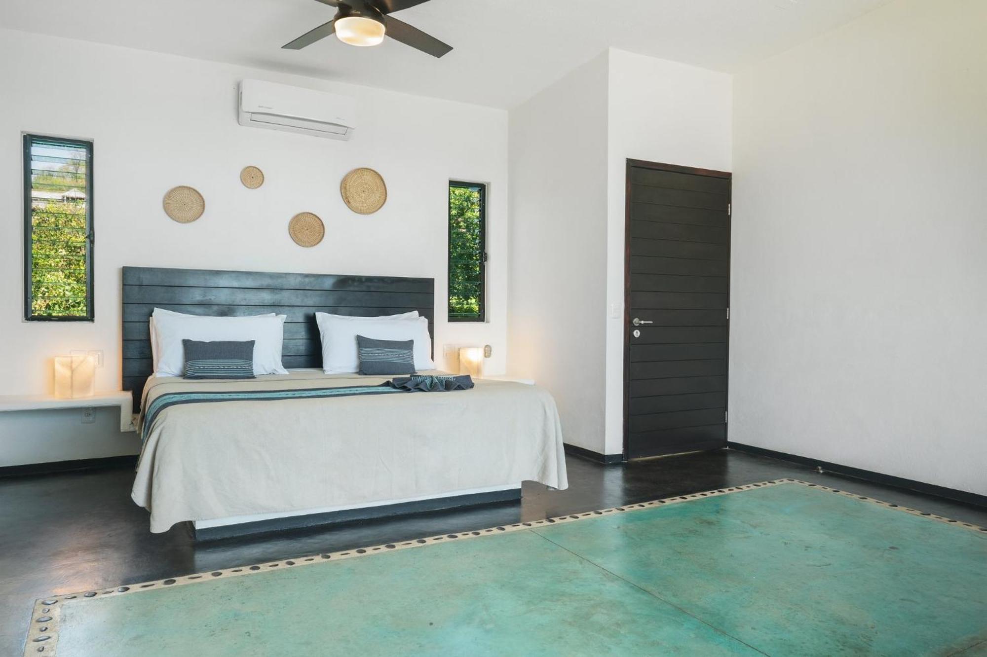 Manta Raya Hotel - Right On The Beach Cuatunalco Екстериор снимка