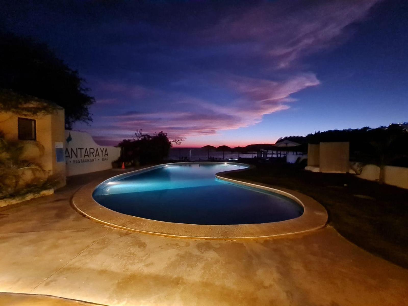 Manta Raya Hotel - Right On The Beach Cuatunalco Екстериор снимка
