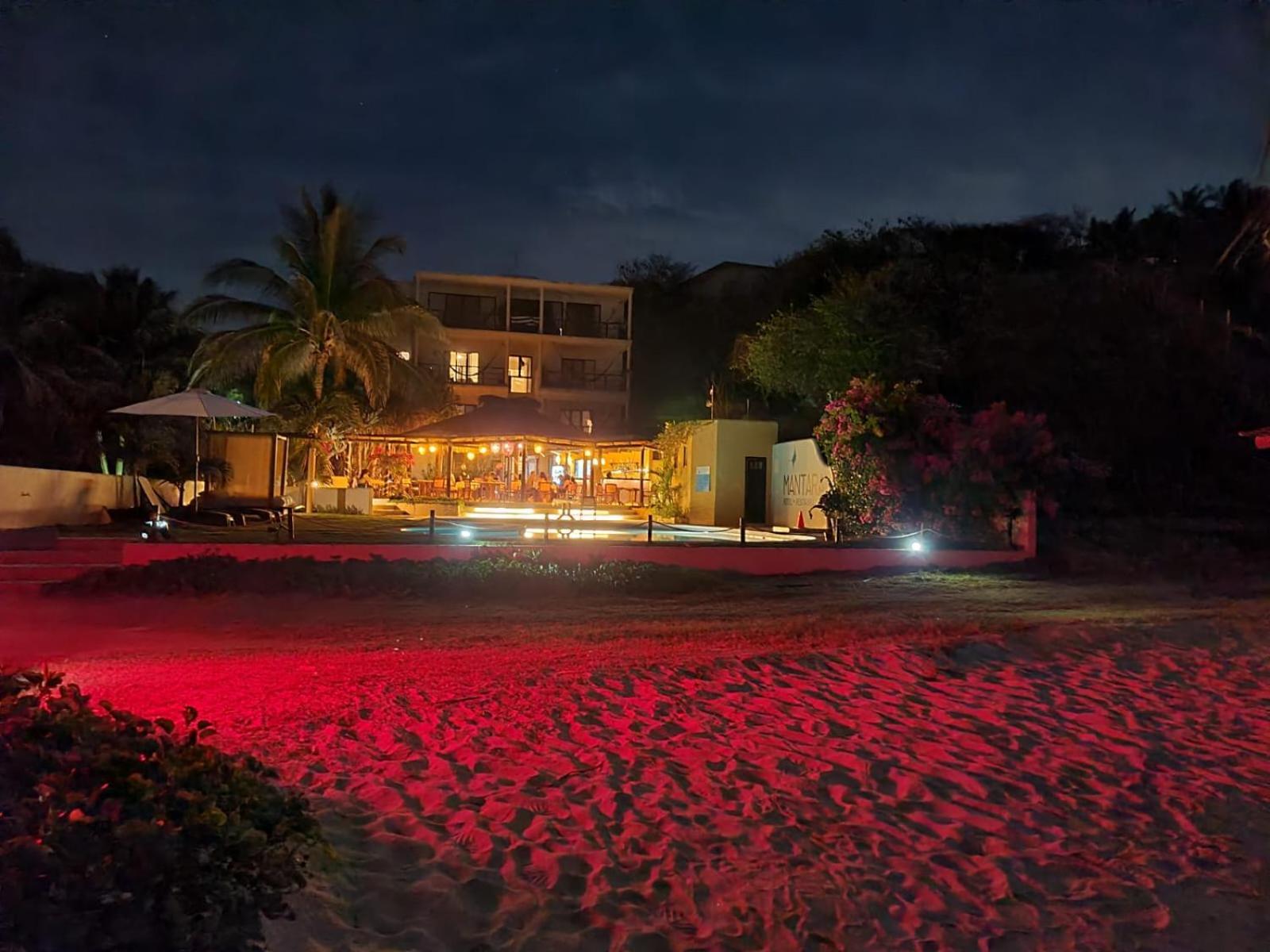 Manta Raya Hotel - Right On The Beach Cuatunalco Екстериор снимка