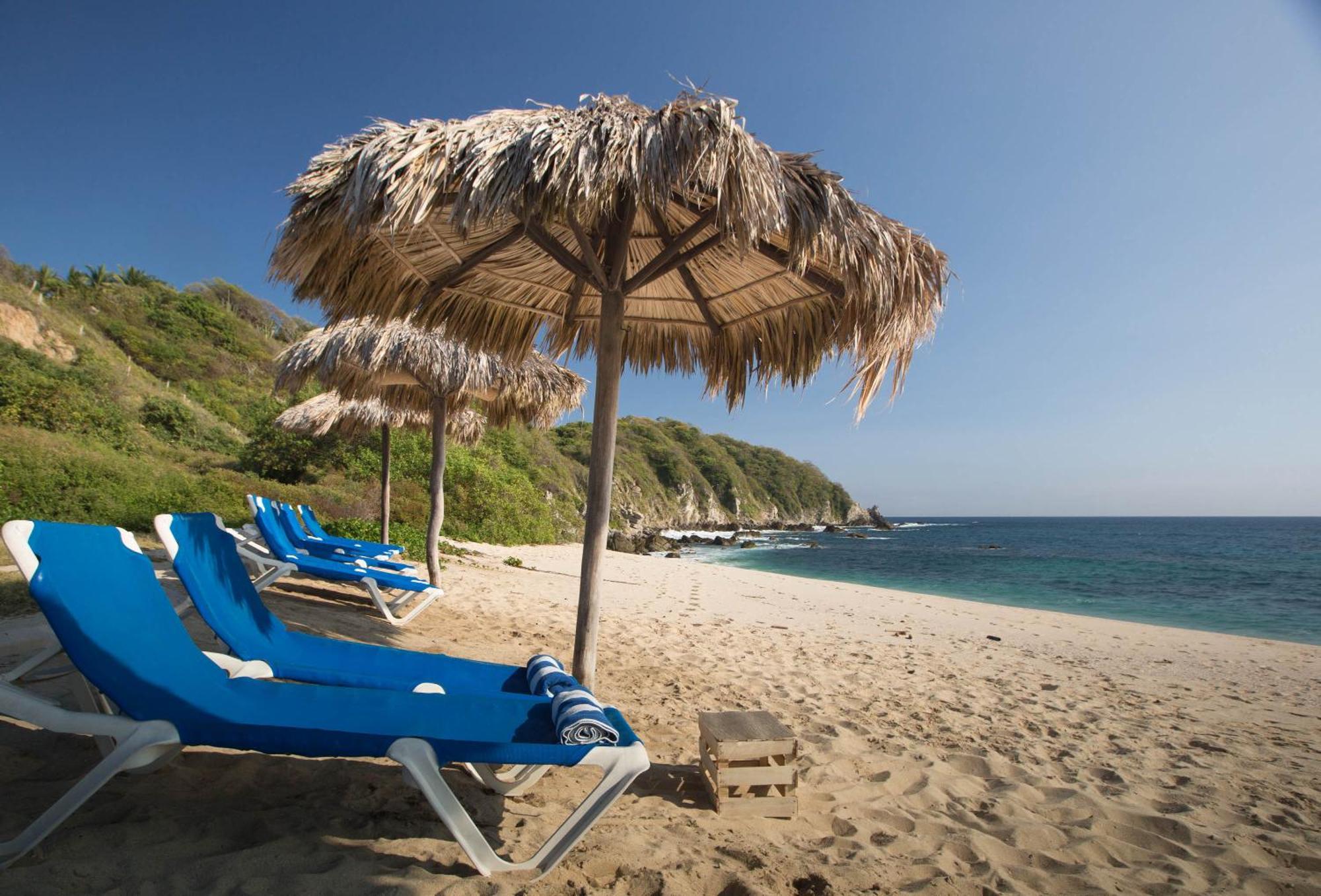 Manta Raya Hotel - Right On The Beach Cuatunalco Екстериор снимка