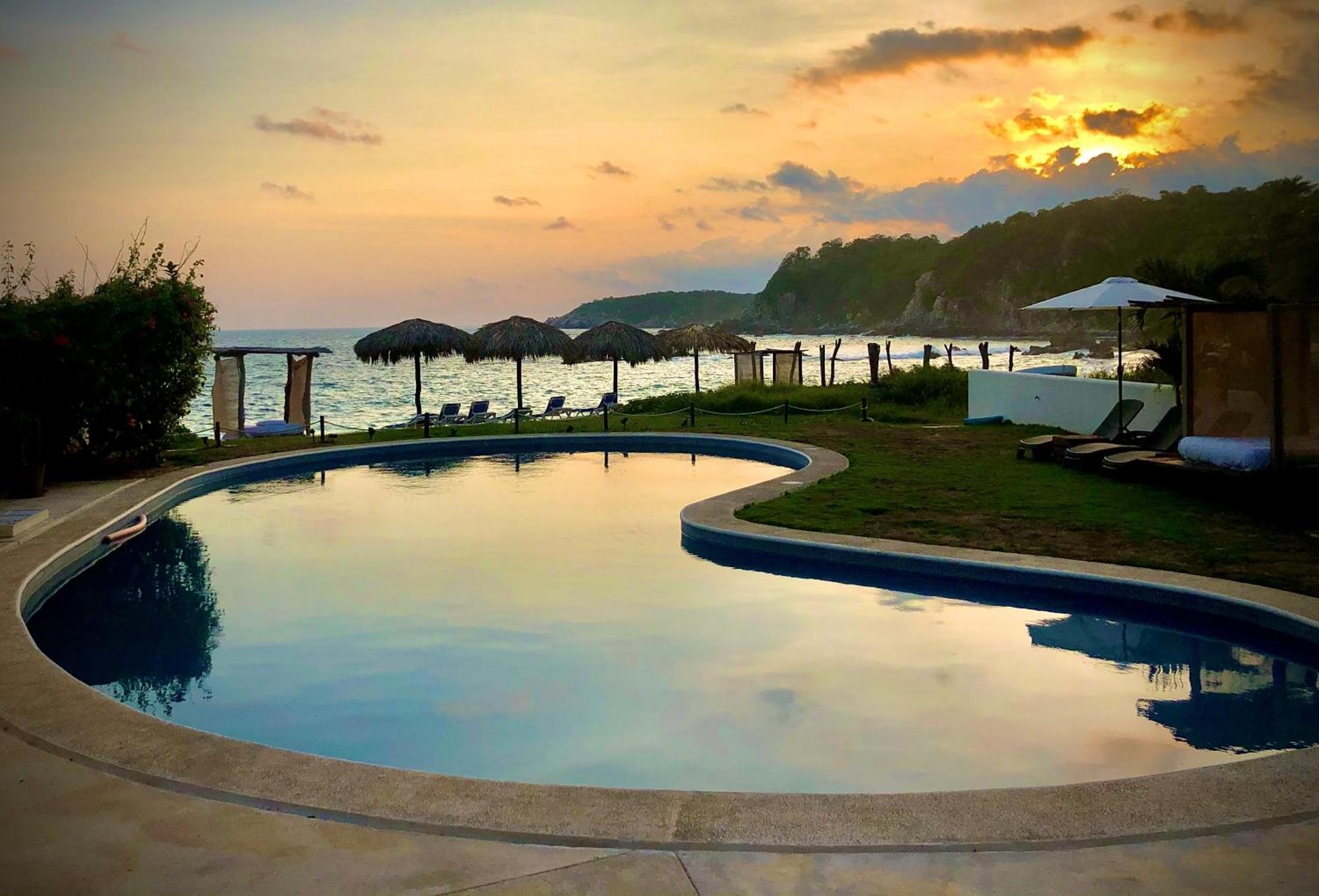 Manta Raya Hotel - Right On The Beach Cuatunalco Екстериор снимка