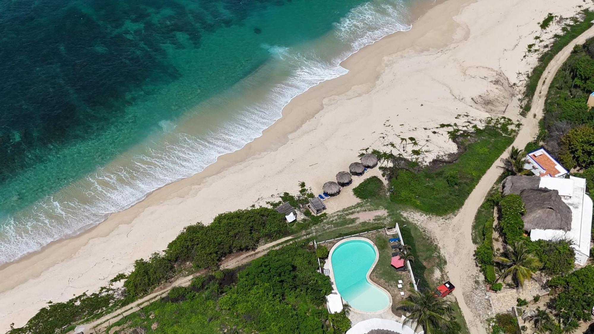 Manta Raya Hotel - Right On The Beach Cuatunalco Екстериор снимка