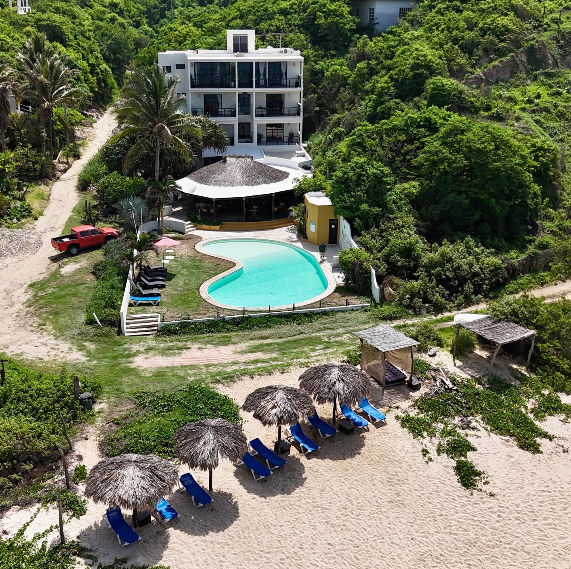 Manta Raya Hotel - Right On The Beach Cuatunalco Екстериор снимка