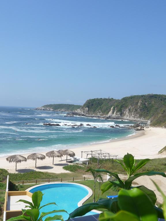 Manta Raya Hotel - Right On The Beach Cuatunalco Екстериор снимка