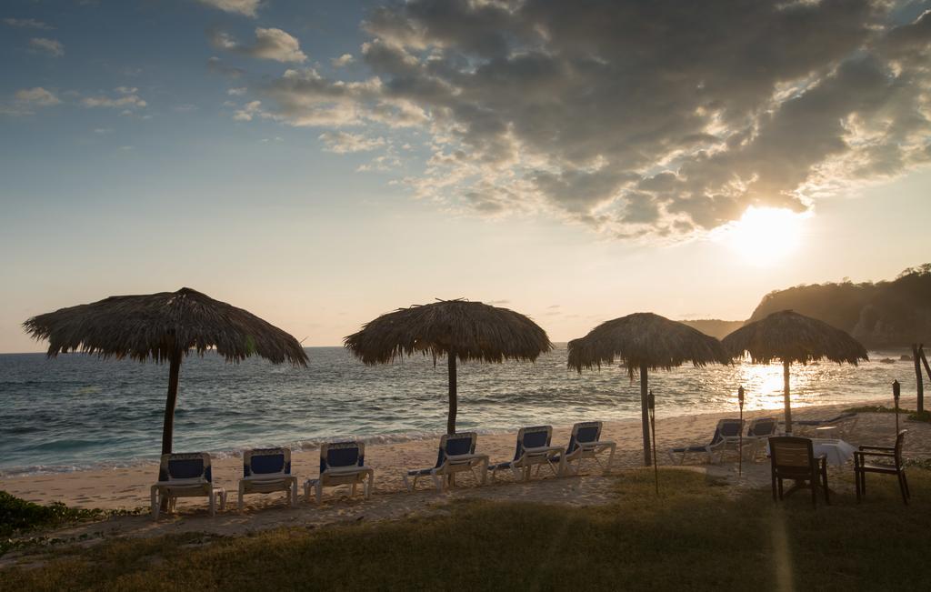 Manta Raya Hotel - Right On The Beach Cuatunalco Екстериор снимка