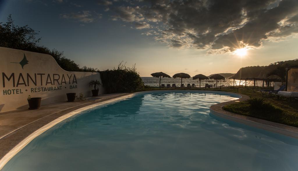 Manta Raya Hotel - Right On The Beach Cuatunalco Екстериор снимка