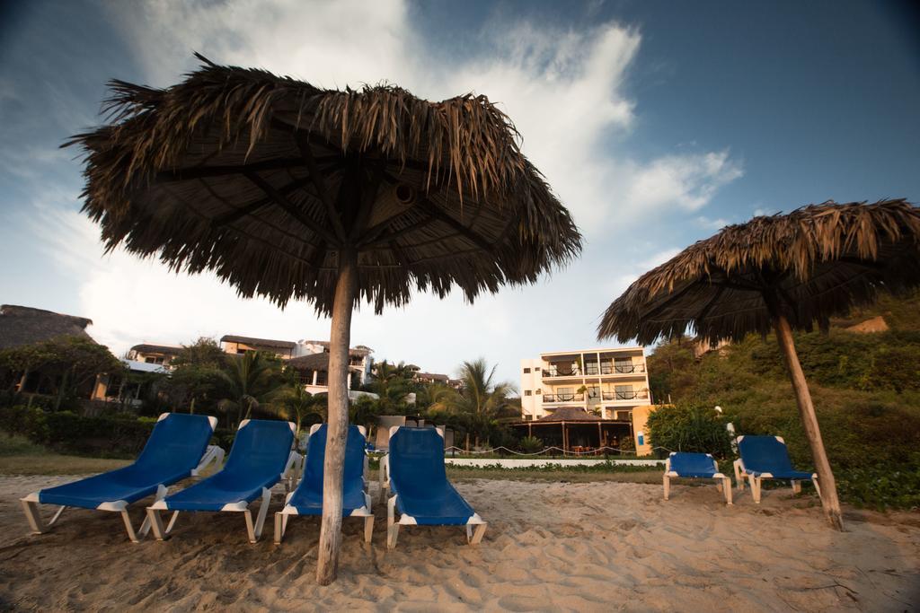 Manta Raya Hotel - Right On The Beach Cuatunalco Екстериор снимка