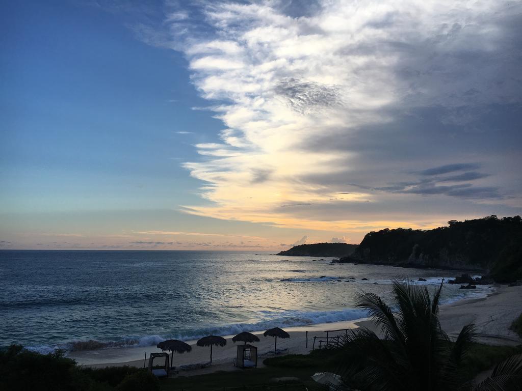 Manta Raya Hotel - Right On The Beach Cuatunalco Екстериор снимка