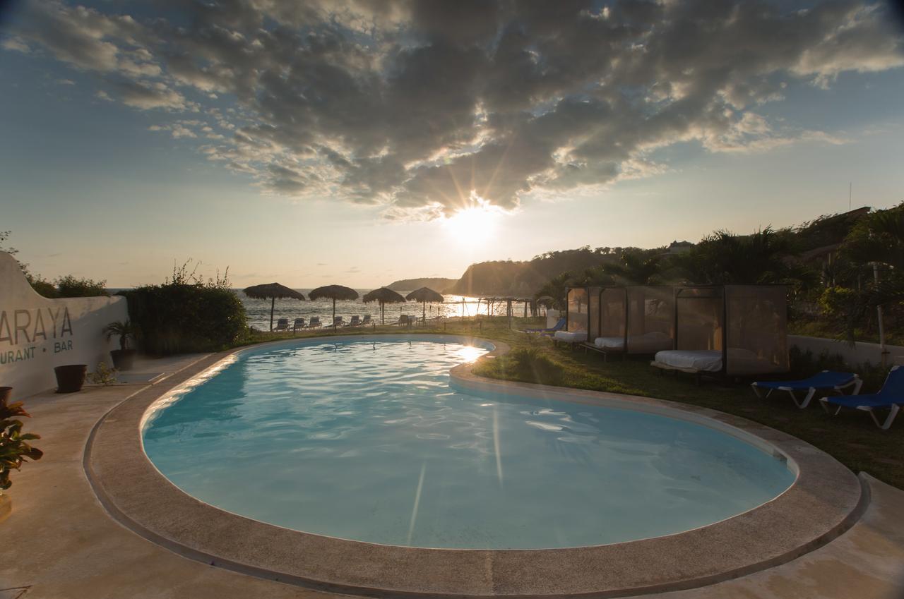 Manta Raya Hotel - Right On The Beach Cuatunalco Екстериор снимка