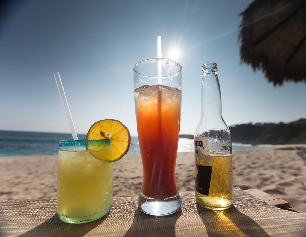 Manta Raya Hotel - Right On The Beach Cuatunalco Екстериор снимка