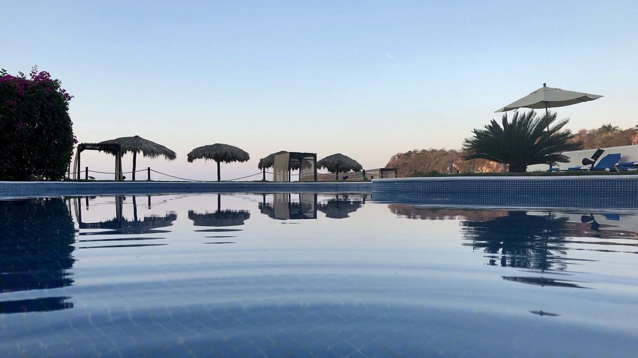 Manta Raya Hotel - Right On The Beach Cuatunalco Екстериор снимка