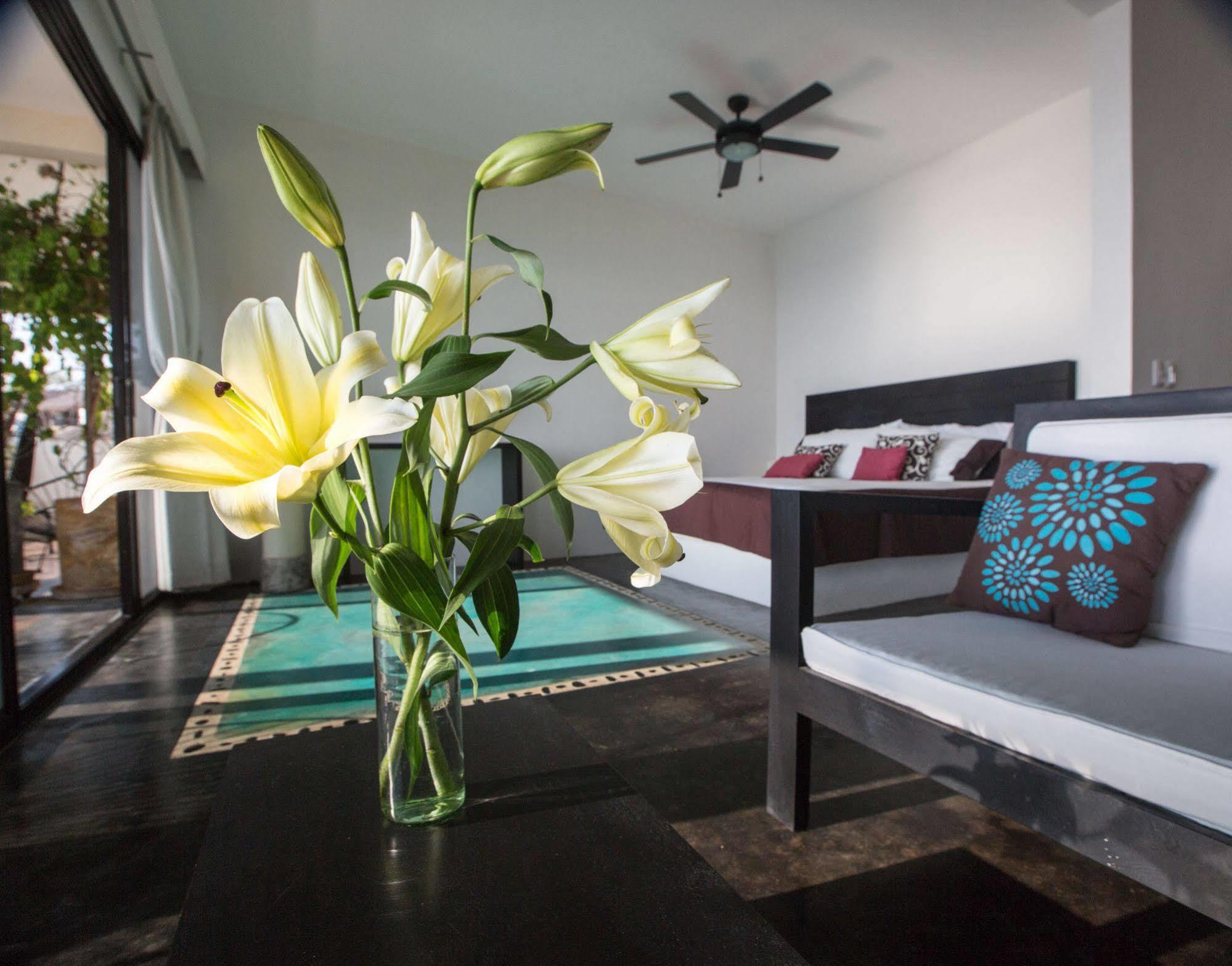 Manta Raya Hotel - Right On The Beach Cuatunalco Екстериор снимка
