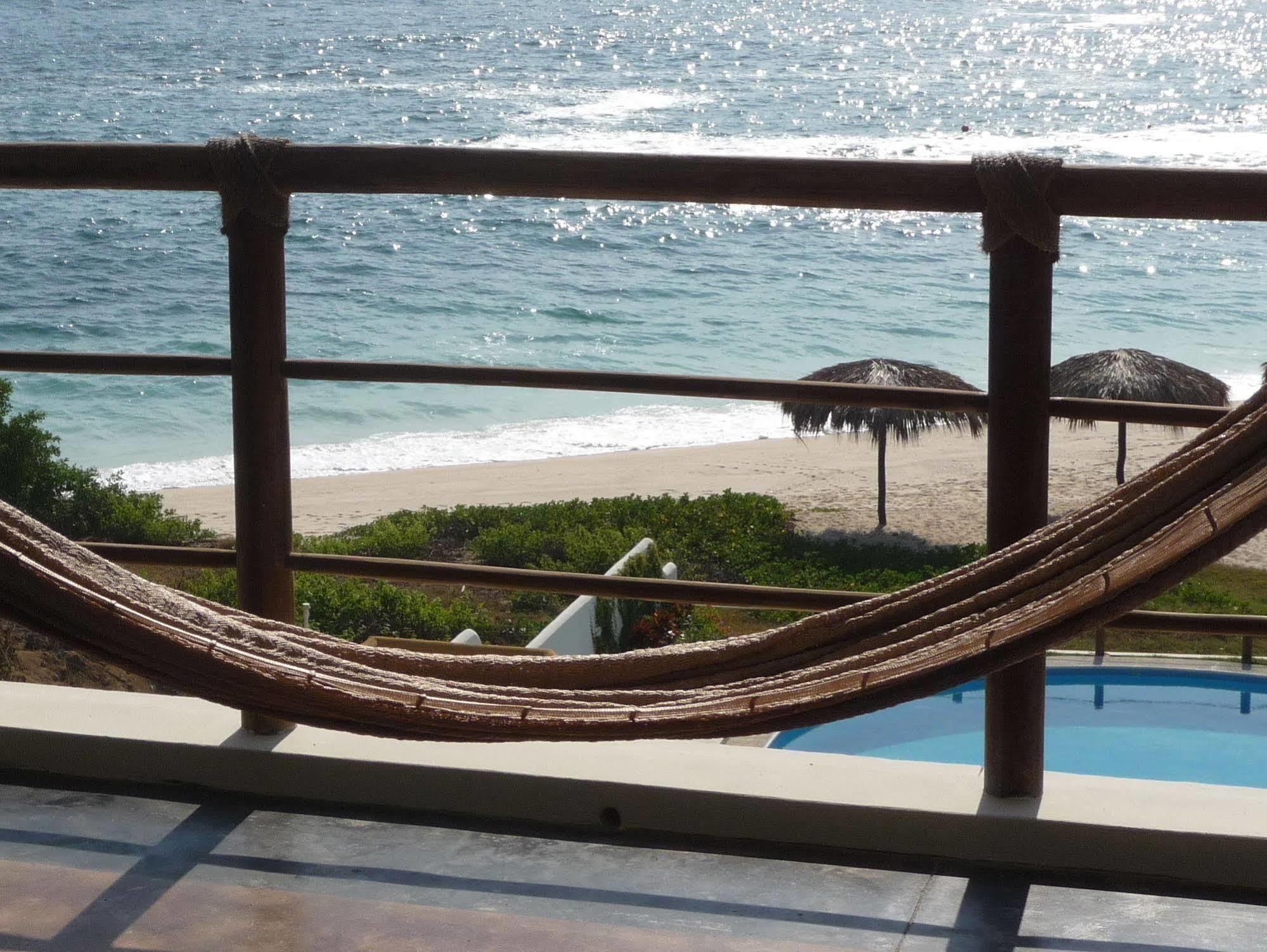 Manta Raya Hotel - Right On The Beach Cuatunalco Екстериор снимка